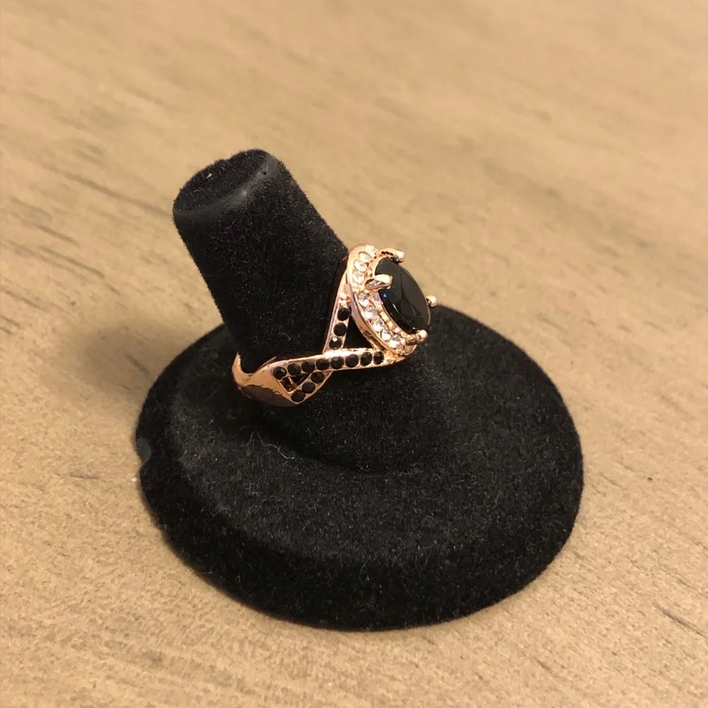 Jewelry - Faux Black Gemstone and Gold Tone Rhinestone Women's Fashion Ring
